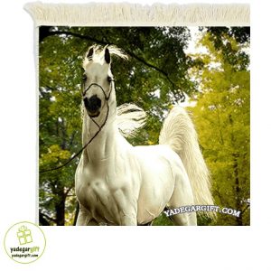 تابلو فرش ماشینی طرح حیوانات اسب سفید درمزرعه کد 1006