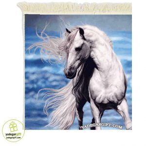 تابلو فرش ماشینی طرح حیوانات اسب سفید کنار دریا کد h8-1