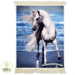 تابلو فرش ماشینی طرح حیوانات اسب سفید کنار دریا کد h8