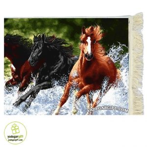 تابلو فرش ماشینی طرح حیوانات مسابقه ی اسب ها 2 کد 1005