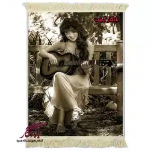 تابلو فرش ماشینی طرح دوشیزه گیتاریست کد d30