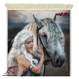 تابلو فرش ماشینی طرح دوشیزه امیلیا کلارک و اسب کد d68-1