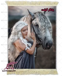 تابلو فرش ماشینی طرح دوشیزه امیلیا کلارک و اسب کد d68 | یادگار گیفت