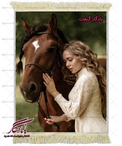 تابلو فرش ماشینی طرح دوشیزه دلبر و اسب کد d56 | یادگار گیفت