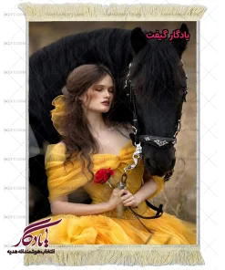 تابلو فرش ماشینی طرح دوشیزه زردپوش و اسب سیاه کد d61 | یادگار گیفت