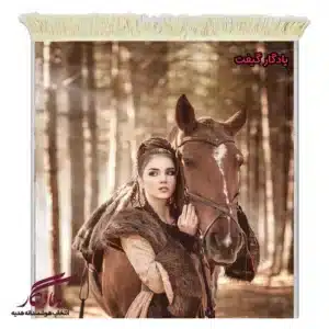 تابلو فرش ماشینی طرح دوشیزه نگران و اسب کد d52-1