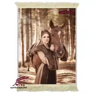 تابلو فرش ماشینی طرح دوشیزه نگران و اسب کد d52
