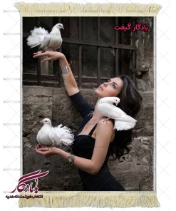 تابلو فرش ماشینی طرح دوشیزه و کبوتر کد d34 | یادگار گیفت