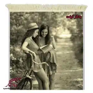 تابلو فرش ماشینی طرح دوشیزه و کتاب کد d37-1